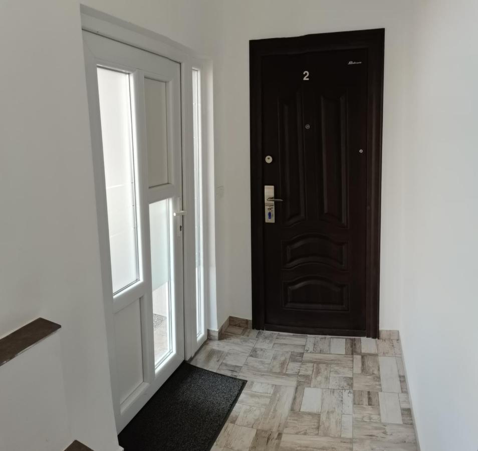 Carla'S Place Ap 2 Орадя Экстерьер фото